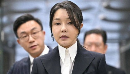 金建希，独坐牢房